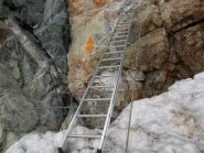 Scaletta all'inizio della ferrata, che permette di superare il vuoto di ghiaccio