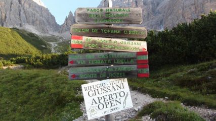 ottima segnaletica e cartelli indicatori nei pressi del primo bivio (7-9-2013)