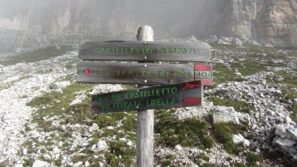 altro bivio con cartelli indicatori lungo il sentiero (7-9-2013)