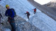attraversiamo un piccolo nevaio nella conca detritica sospesa (7-9-2013)