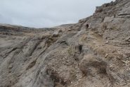 Luciano in azione sul risalto roccioso che porta alla forcella di quota 2885 m. (8-9-2013)