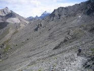 molti tratti poco ciclabili; sullo sfondo appare il Monviso