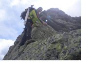 Carlo attentamente ricalca i passi in discesa verso il passo..