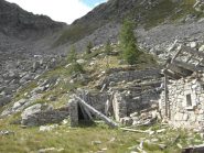 6.Dalla conca:casermetta e colle in alto.