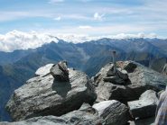 In vetta con il MOnviso sullo sfondo semicoperto dalle nuvole