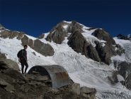 Il bivacco con il ghiacciaio de la Lex Blanche