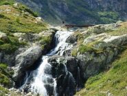 la cascata dell'emissario del lago, il rifugio è dietro l'angolo