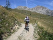 salita, su ottimo sterrato, al colle di Neraissa