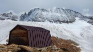 Vista col bivacco e il ghiacciaio