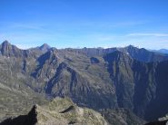 a sx la torre lavina a dx  la rosa dei banchi . sullo sfondo il monte rosa