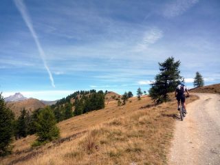 ampia sterrata fino al Colle Intersile