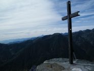La croce di vetta con il Monviso sullo sfondo