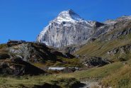 Salendo al Benevolo: il rifugio, i ruderi di Lavassey e la Granta Parey in una giornata dal blu incredibile.