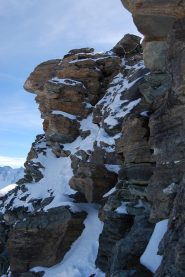 L’ultimo tratto con il canapone. La neve residua aumenta il grado di difficoltà, ma anche sulle rocce i ramponi aiutano