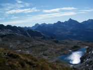 Il Lago Roisetta da poco sopra il Colle. Sullo sfondo i gruppi del Corno Bianco e della Testa Grigia