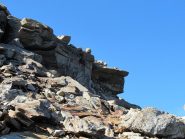 La bastionata rocciosa da aggirare spostandosi a dx