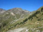 Verso il Colle del Sabbione, in fondo al centro destra il colle del Vei del Bouc