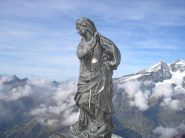 amo il minuscolo sentiero che si inerpica fra i dirupi e la tenue pista sul nevaio,perche' umili e silenziosi portano in vetta