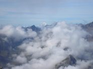 il monte bianco spunta tra le nuvole