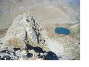 Tutta la cresta dalla vetta ,e a dx in basso il Lago Nero..