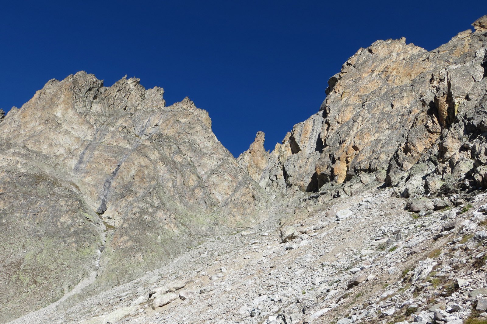 nel ripido canale di accesso alla cresta finale