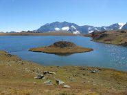 l'isolotto del Lago Rosset assomiglia ad una astronave