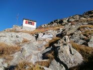 il punto di partenza con frecce rosse e bianche..