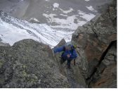 Dall'ancoraggio x doppia Franco tira un po' il fiato ai suoi piedi tutta la parete appena salita.