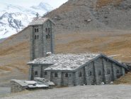 dietro la chiesetta si intravede l'inizio del sentiero