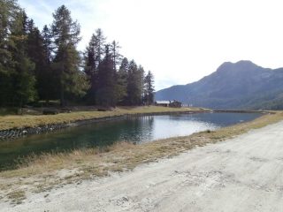 il bel laghetto dell'alpe Gordza dove inizia la lunga poderale... 