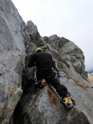 Federico si prepara per il primo camino sopra il ghiacciaio.