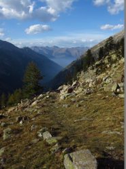 Scendendo dai laghi con le ultime luci del pomeriggio
