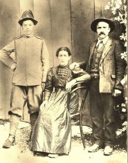 Mio nonno Fermo, alpino della prima Guerra Mondiale con i propri genitori