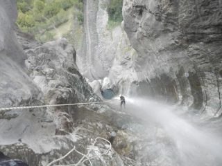C70 con vasca sospesa.