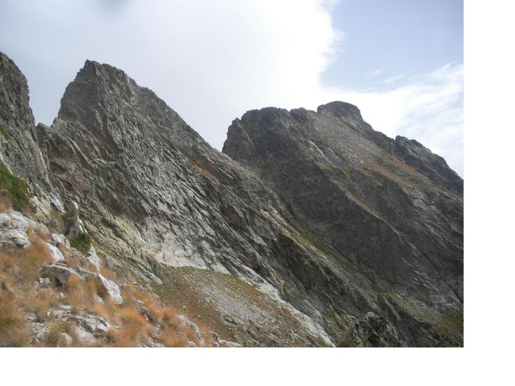 L'innominata e la Rocca Pan Perdu' a dx..scendendo nel valone di Riofreddo