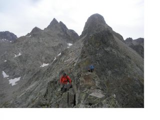Gli stessi in cresta verso la Rocca Pertusa'..