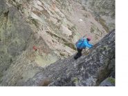 Paolo da sotto osserva Ale in calata dal passo chiave di tutta la traversata..