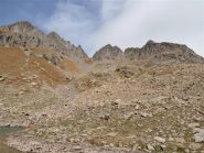 dai laghi l'evidente intaglio Laris con a dx Rostagno e sx Ischiator