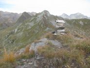 Ometto costruito sulla Punta Santanel e Monte Santanel da sfondo
