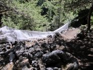 La mulattiera per Ammoudhari deturpata dalle reti del percorso MTB