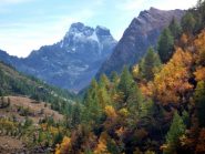 risalendo l'ampia strada sterrata