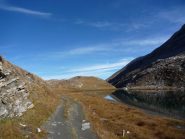 la bella discesa che costeggia i laghi