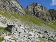 Dal rudere, il canale di salita e la Punta Grand