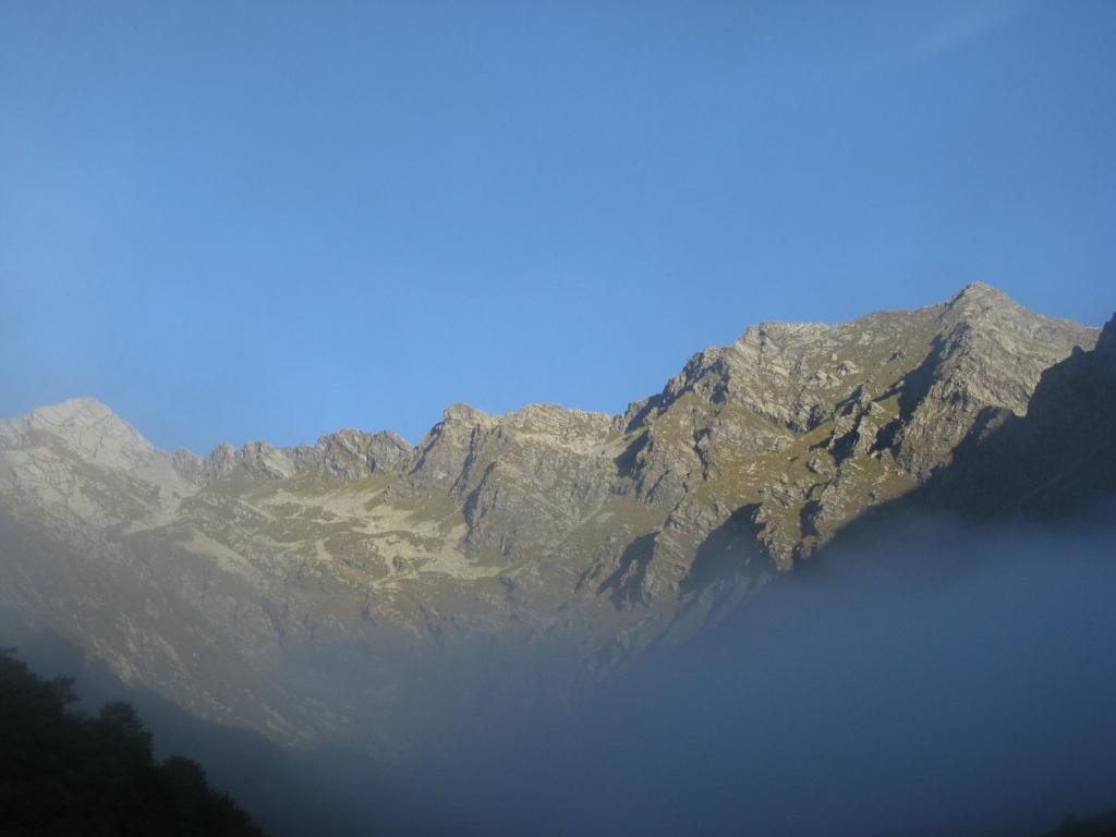 Oltre la nebbia la lunga Costiera di Lesiney