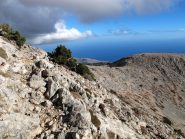 Il colle scendendo verso Kroussia. Dietro, l'altopiano di Anopoli.