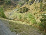 Punto chiava dove si lascia la strada e in basso si attraversa il torrente 