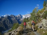 All'inizio, sulla sterrata e con un bel sole