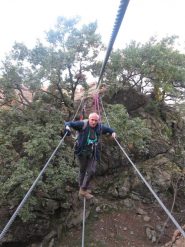 Sergio impegnatissimo sul ponte tibetano