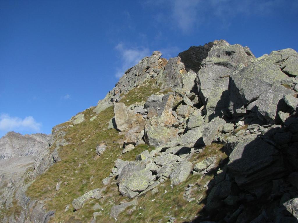 Dalla selletta, la Punta 2545 e la cengia di accesso