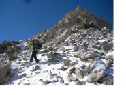 Si cammina a fatica su tracce tra roccie innevate..